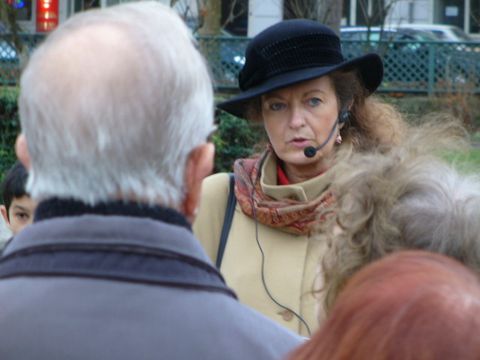 Bezirksbürgermeisterin Monika Thiemen auf dem Mierendorffplatz, 9.12.2006, Foto: KHMM