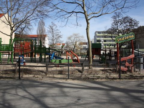 Vor dem Spielplatz Georg-Wilhelm-Straße 5