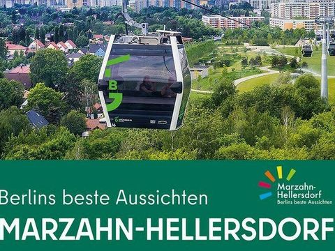 Die Broschüre zeigt vor der Skyline der Innenstadt Berlins eine Kabine der Sielbahn, die über die "Gärten der Welt" auf den Kienberg fährt