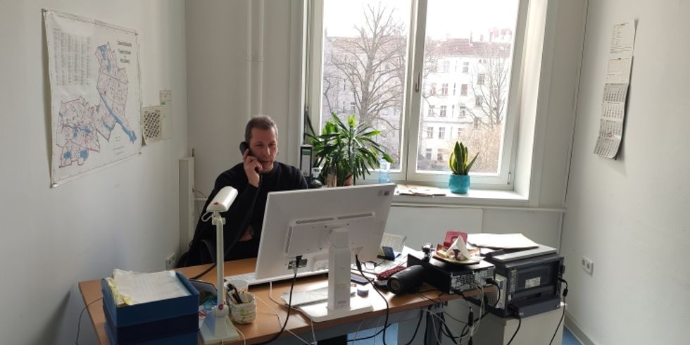 Dirk Engelke vom Sozialpsychatrischen Dienst an seinem Schreibtisch