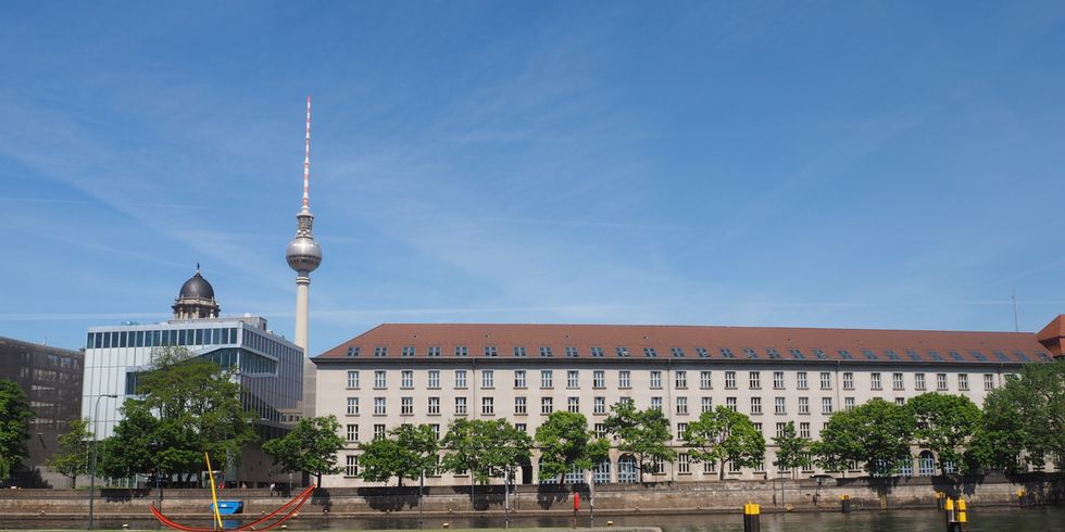 Senatsverwaltung für Finanzen Berlin mit Fernsehturm im Hintergrund