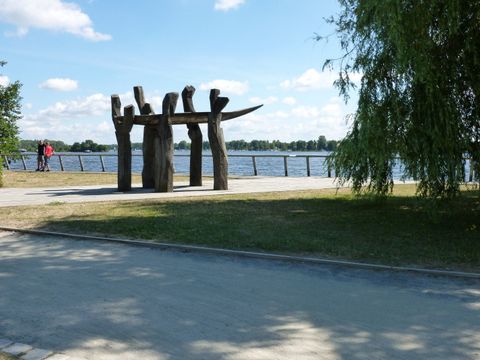Увеличение изображения: Skulpturengruppe „Von Ufer zu Ufer“ am Nieder Neuendorfer See