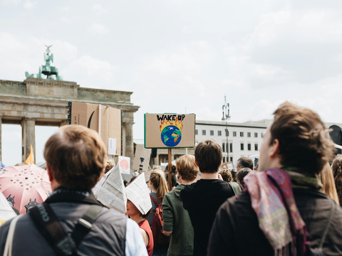 Menschen demonstrieren für Klimaschutz vor dem Brandenburger Tor in Berlin