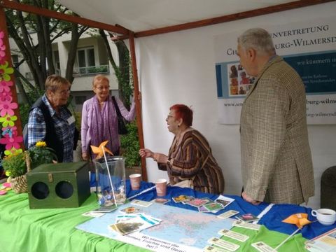 Bildvergrößerung: am Stand der Seniorenvertretung mit Greifkasten und Weltkarte auf dem Kinderfest Heckerdamm 14.6.2015