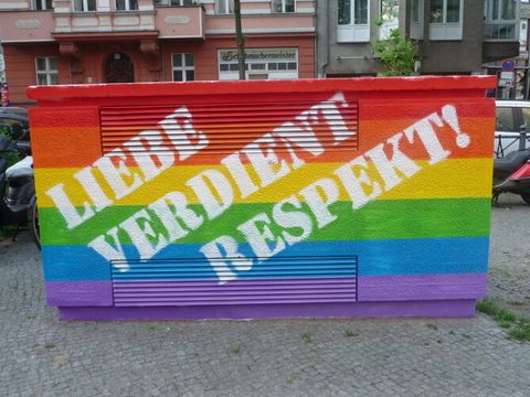 Stromverteilerkasten in den Regenbogenfarben mit Aufschrift "Liebe verdient Respekt!"