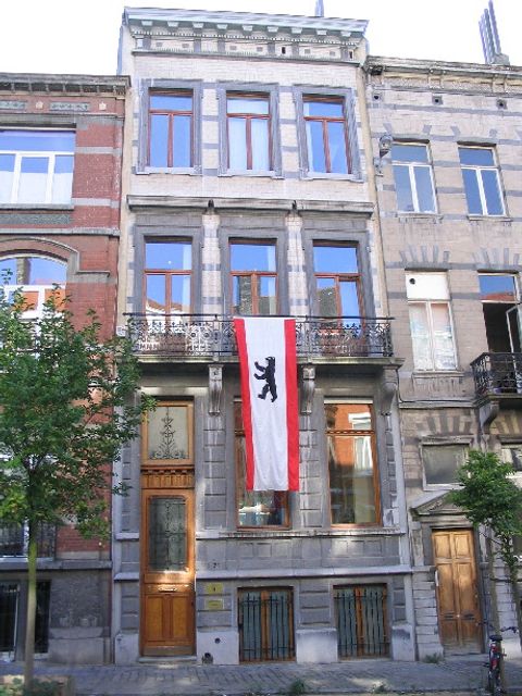 Frontansicht des Berliner Büros in Brüsssel mit Berliner Flagge, die vom Balkon hängt
