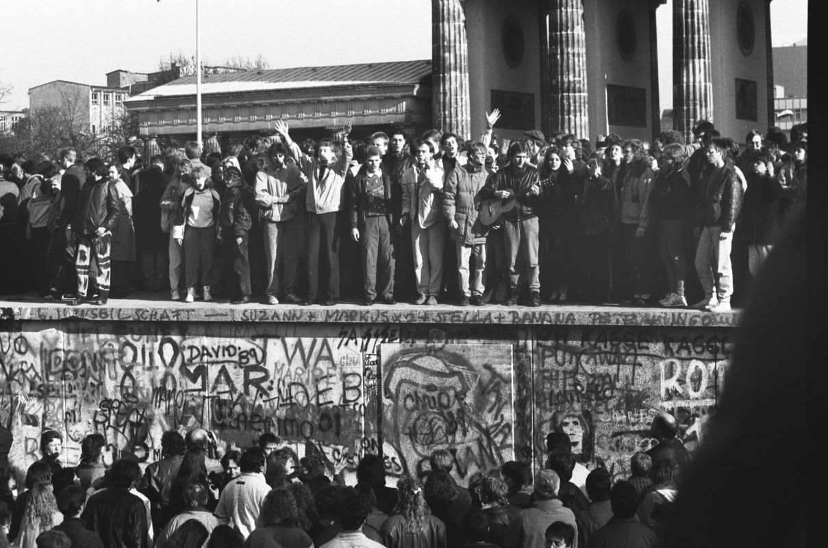 Menschen auf der Mauer am Brandenburger Tor am 10. November 1989.