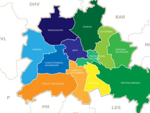 Berlin-Karte mit farbiger Darstellung der Bezirke