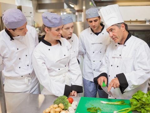 Berufsschüler Ernährung lernen in der Küche 