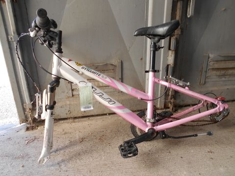 Weiß-rosafarbener Fahrradrahmen
