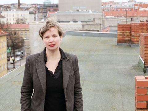 Portrait von JennyErpenbeck auf einem Flachdach in der Stadt