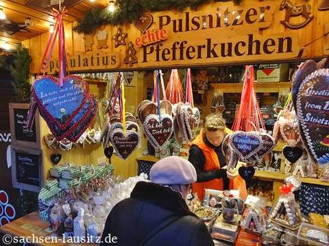 Pulsnitzer Lebkuchenbude auf einem Weihnachtsmarkt mit Kundin