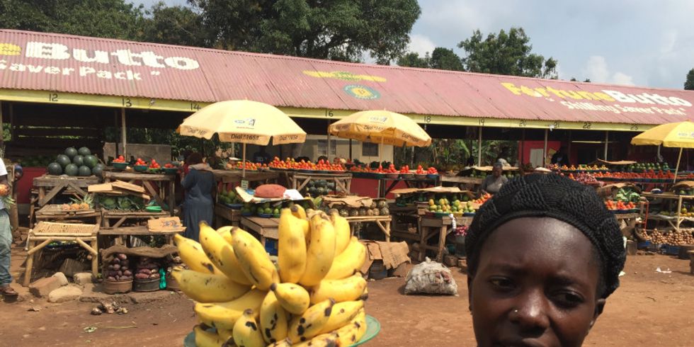 Marktfrau bietet Bananen an