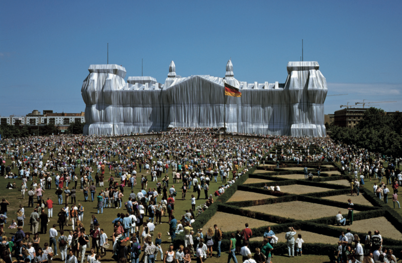 Bildvergrößerung: verhüllter Reichstag mit Besuchern im Fordergrund