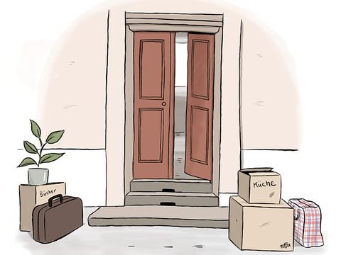 Geöffneter Hauseingang davor stehen zwei Kisten, eine Tasche, ein Koffer und eine Kiste mit einer Pflanze