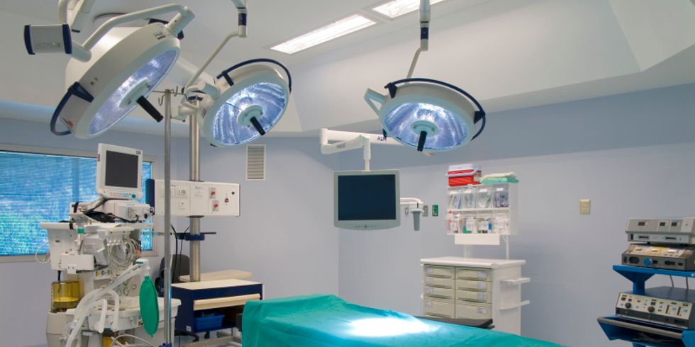 Geräte und medizinische Einrichtungen in modernen OP-Saal 