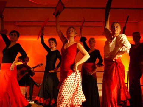 Bildvergrößerung: Flamenco Tänzerinnen mit Fächer in der Hand