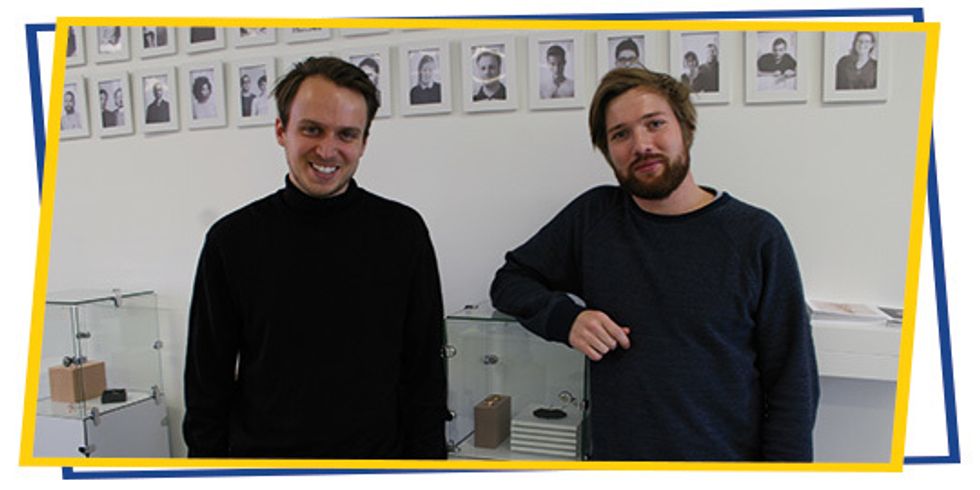 Julian Leitloff (links) und Tim Bibow gründeten Stilnest 2013 gemeinsam mit vier Freunden. Im Hintergrund die Bildergalerie der Designer, mit denen das Unternehmen zusammenarbeitet.