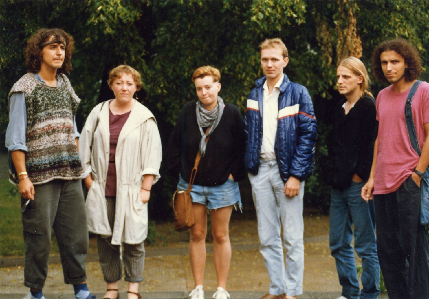Evelyn Zupke (2. v. l.) und weitere Mitglieder des Weißenseer Friedenskreises im Sommer 1989: Das Foto ist für die Presse im Westen gedacht, falls jemand verhaftet worden wäre. V. l. n. r.: Ralph Skörries, Evelyn Zupke, Beate, Gunter Seifert (IM des MfS), Klaus Kupler und Frank Pfeiffer.