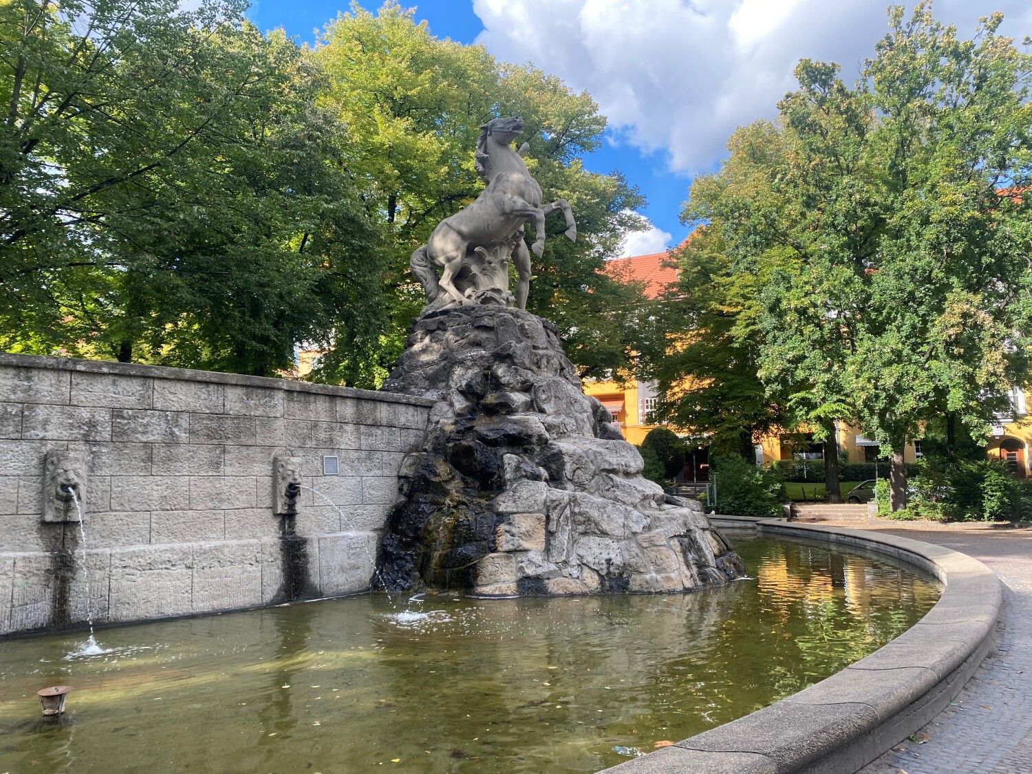 Siegfriedbrunnen auf dem Rüdesheimer Platz