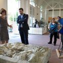 Bildvergrößerung: Kuratorin Dorothee Bienert erläutert dem Kulturstadtrat Jan-Christopher Rämer bei der Ausstellungseröffnung eine Skulptur