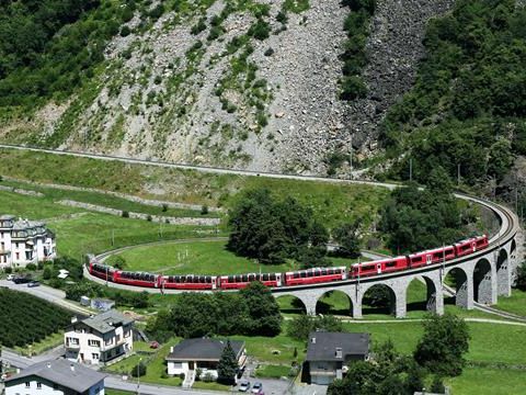 Der Bernina-Express auf dem Circular-Viadukt