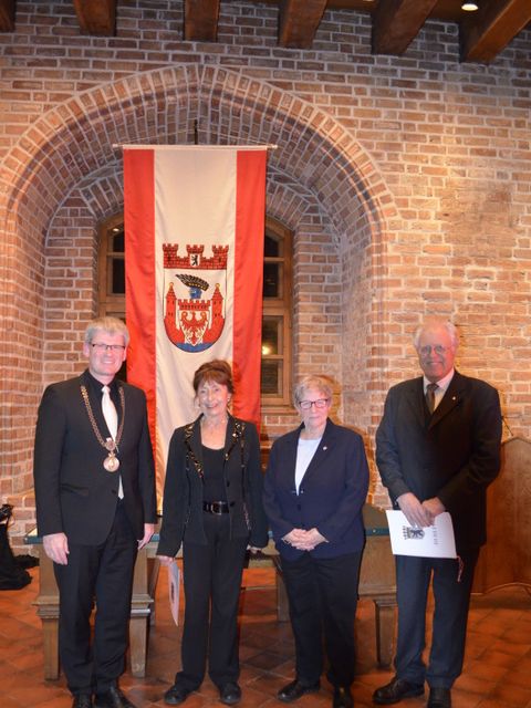 Bildvergrößerung: Bezirksbürgermeister Helmut Kleebank, Karina und Manfred E. Gehrmann und Bezirksverordnetenvorsteherin Gaby Schiller (von links nach rechts)