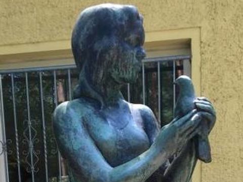 Bildvergrößerung: Bronzeskulptur Mädchen mit Taube