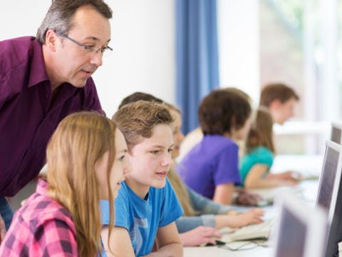 Teenager arbeiten in der Schule am Computer