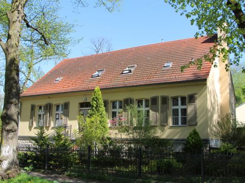 Bildvergrößerung: Gelbe einstöckige Villa mit einem roten Dach.