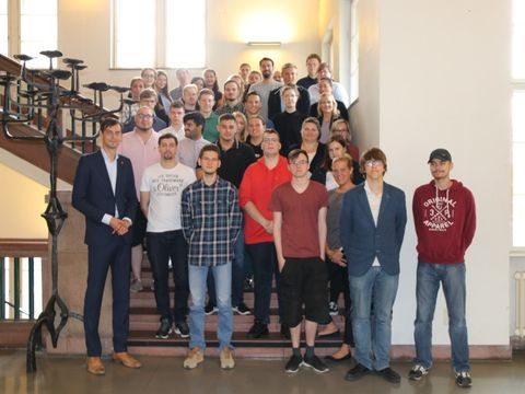 Gruppenbild der 40 neuen Auszubildenden mit Bezirksbürgermeister Martin Hikel