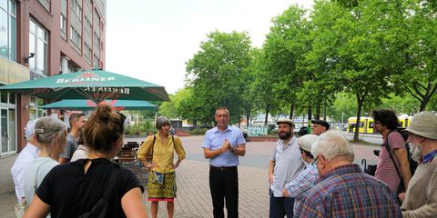 Vize-BAB Jens Schöne (i. d. Mitte) begrüßt die Teilnehmer des Kiez-Spaziergangs