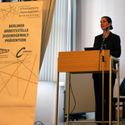 Bildvergrößerung: Miriam Schroer-Hippel steht am Rednerpult und berichtet über die Arbeitsstelle
