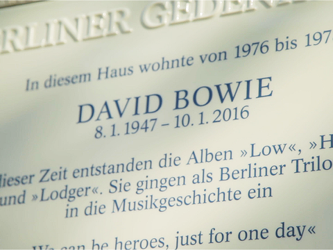 Haupt Str. 155 und Schild mit der Aufschrift, dass David Bowie dort gewohnt hat.