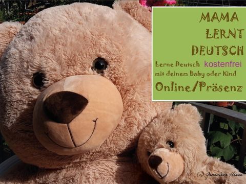 Bildvergrößerung: Zwei Teddybären mit der Beschriftung: "Mama lernt Deutsch - Lerne Deutsch kostenfrei mit deinem Baby oder Kind (Online oder Präsenz)"