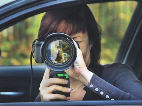 Observation aus einem Auto heraus mit Fotoapparat