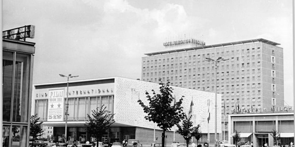 1967 Berlin Blick auf das Kino International in der Karl-Marx-Allee. Dahinter das Hotel Berolina.