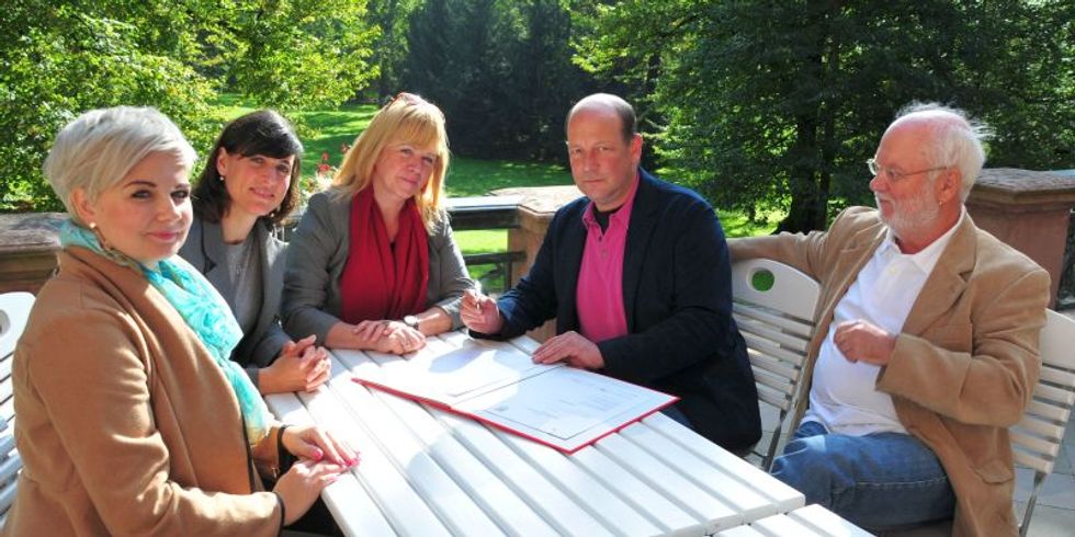 Unterzeichnung des Stadtteilzentrenvertrags im Schloss Biesdorf