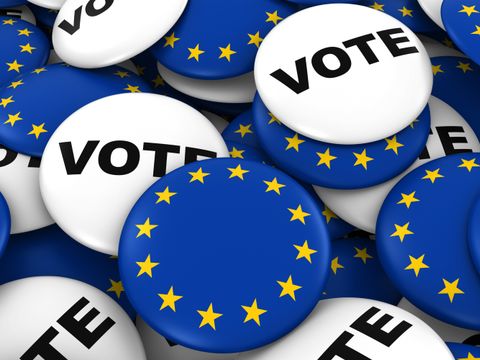 Ansteck-Buttons mit EU-Fahne und der Aufschrift: vote