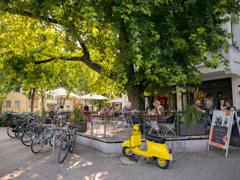 Café in Moabit mit gelbem Motorroller 