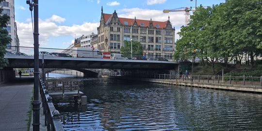 Neue Gertraudenbrücke vom Uferweg Südost in Blickrichtung Nikolaiviertel, August 2020