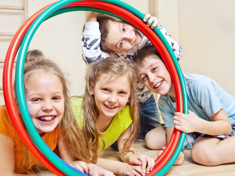 Kinder mit Hula Hoop Reifen