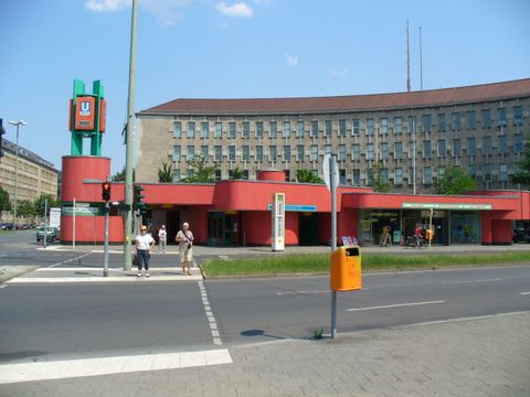 Fehrbelliner Platz 2 und U-Bahnhof, Foto: KHMM