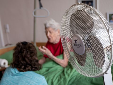 Wie alte Menschen vor Hitze geschützt werden können