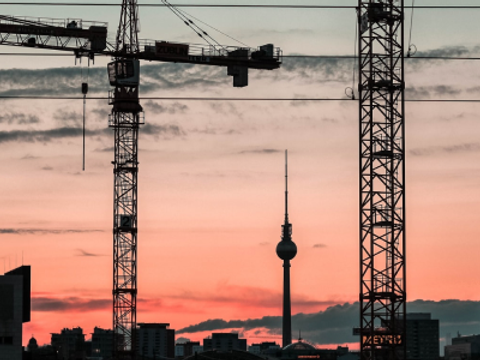 Der Fernsehturm und Kräne auf einer Baustelle in Berlin von der Warschauer Brücke aus gesehen. 