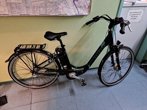 Grün-schwarzes E-Bike