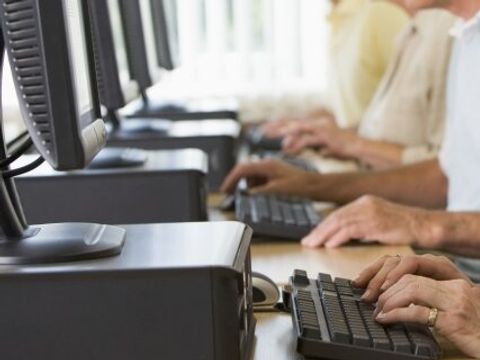 Erwachsene lernen am Computer