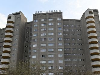 Gropiushaus in der Gropiusstadt: massives 18-geschossiges Wohnhaus mit brauner Fassade und versetzten Baukörpern sowie runden Balkonen