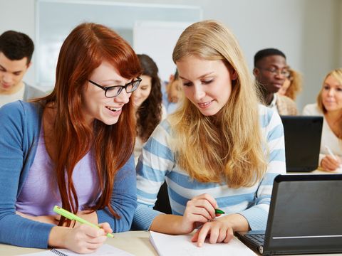 Zwei Studentinnen im Lernraum mit Laptop