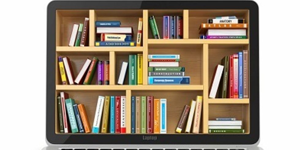 E-Learning Lernen am PC mit Büchern im Regal 